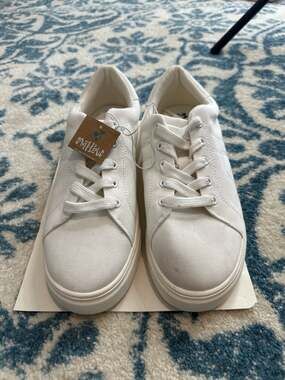 Mad Love Sia Women's White Canvas Lace Up Low Top Sneakers